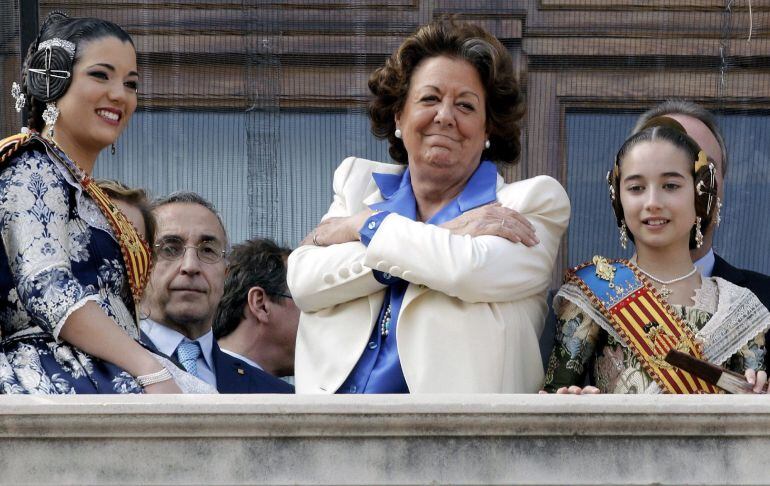 Fotografía de archivo de la senadora y exalcaldesa de Valencia Rita Barberá, tomada en 2015, durante el disparo de la mascletá en Valencia.