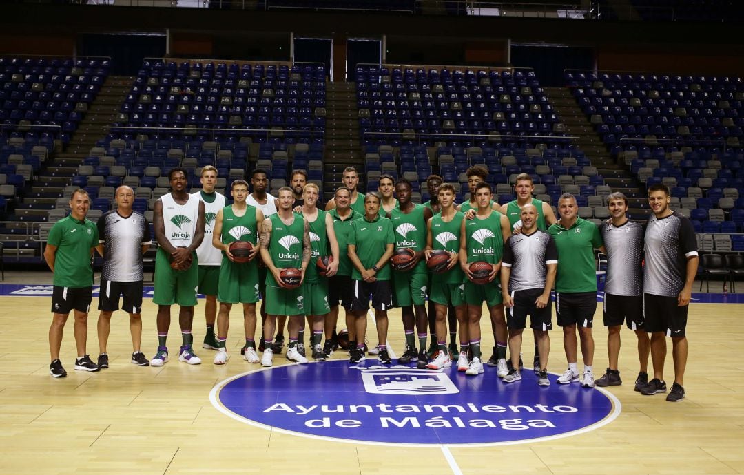 La plantilla disponible del Unicaja posa antes del entrenamiento