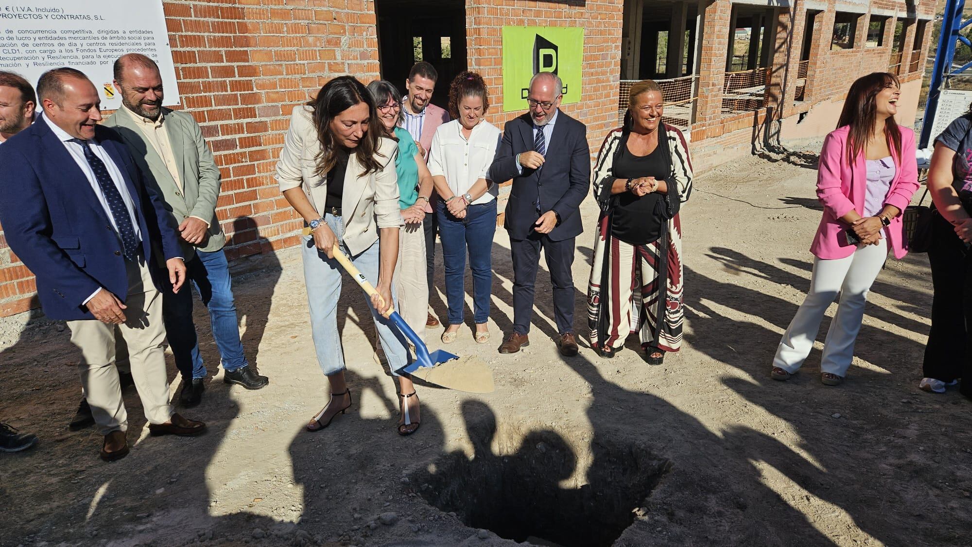 La consejera vierte una pala de arena sobre la urna que contiene la primera piedra de la Residencia de Personas Mayores 'Pilar de la Dehesa' de Jódar
