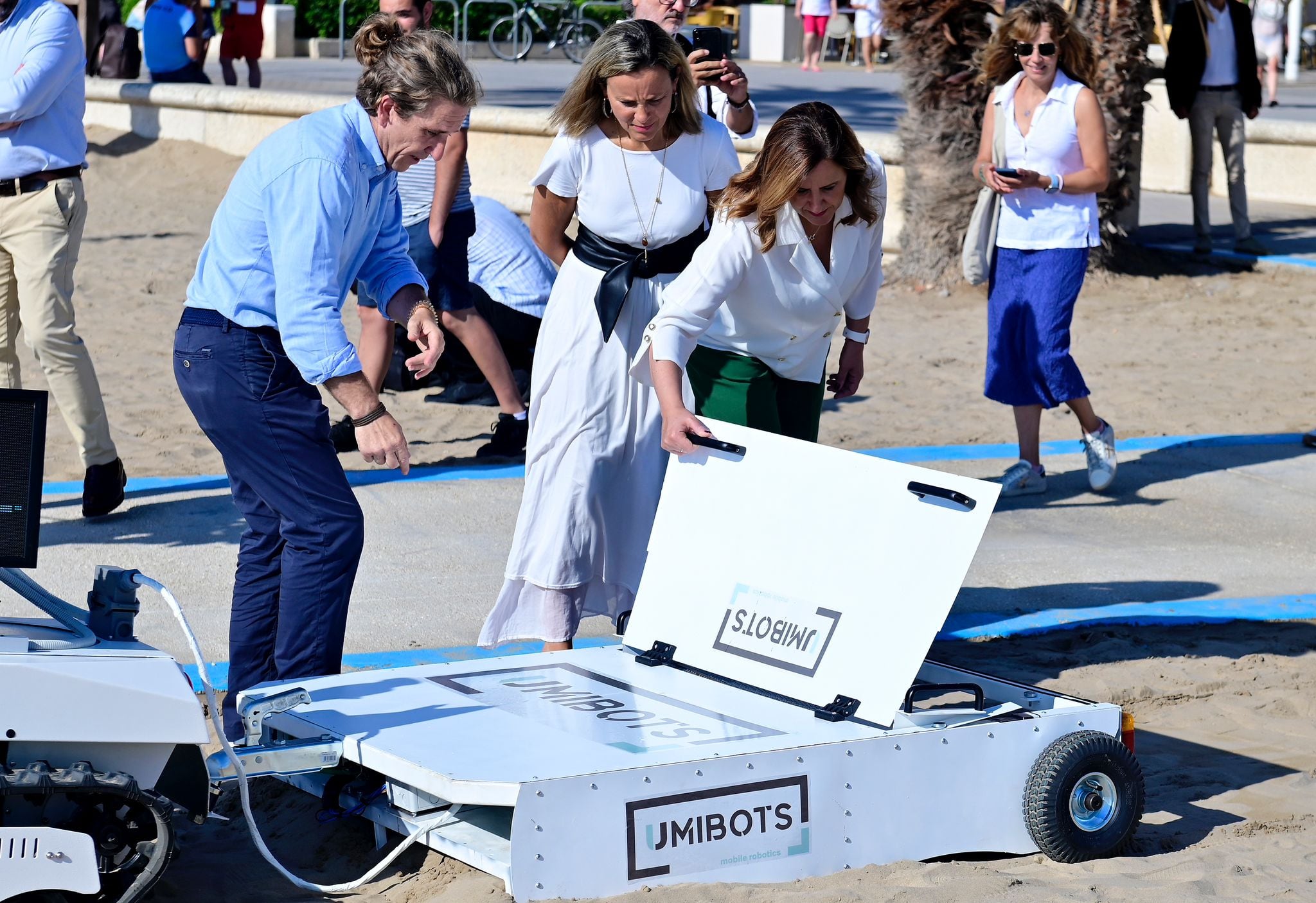 València realiza su primera prueba como laboratorio urbano con el proyecto piloto “PlatjaBot”, un robot inteligente para la limpieza de playas mediante IA