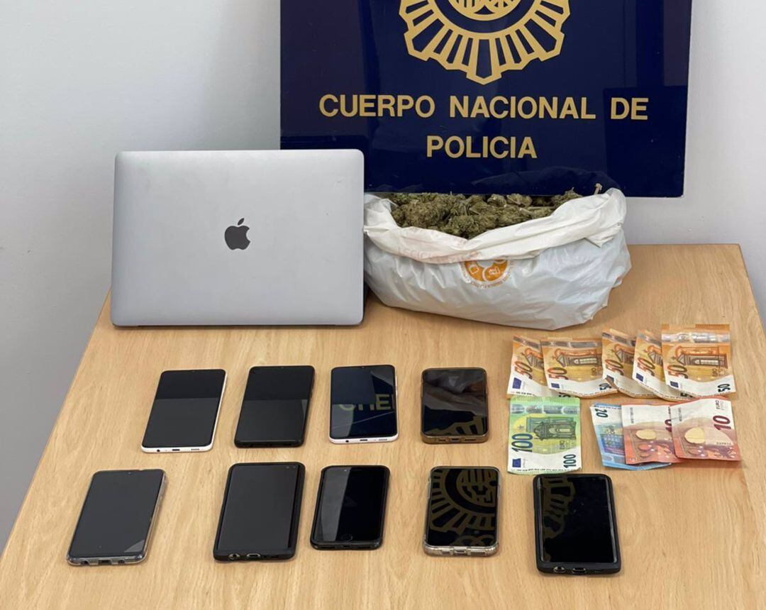 Parte de los objetos incautados a los detenidos. 