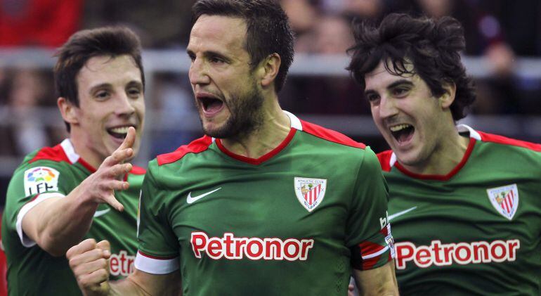 Carlos Gurpegi celebra con sus compañeros el gol marcado ante el Eibar en la última jornada de la Liga BBVA