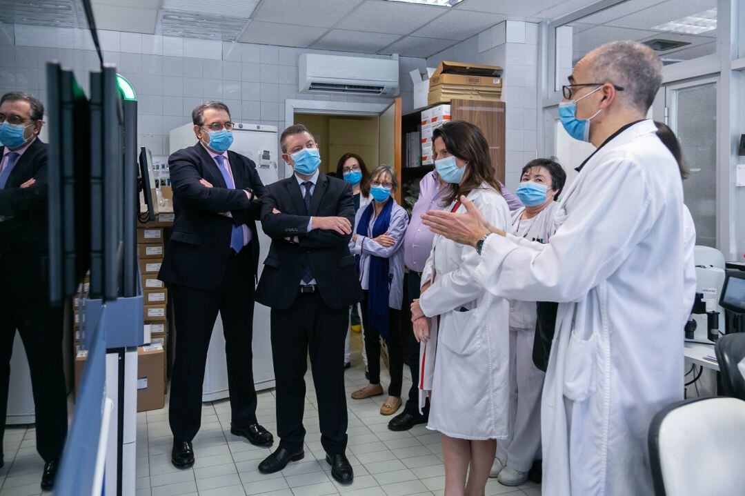 El presidente regional, Emiliano García-Page, y el consejero de Sanidad, Jesús Fernández, visitan el Hospital Virgen de la Salud de Toledo