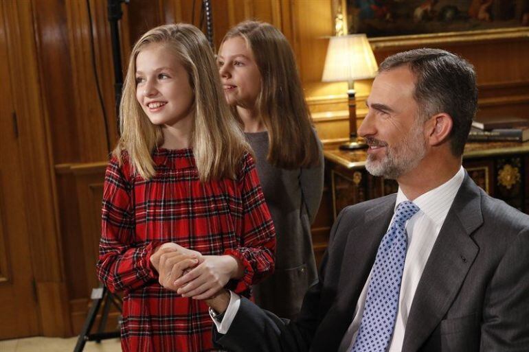 La Princesa posa con el Rey y la infanta Leonor en el despacho de su padre.