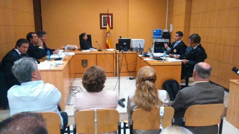 Macario Benítez y Ana Lupe Mora en el banquillo durante las sesiones del juicio por el caso Varadero.  