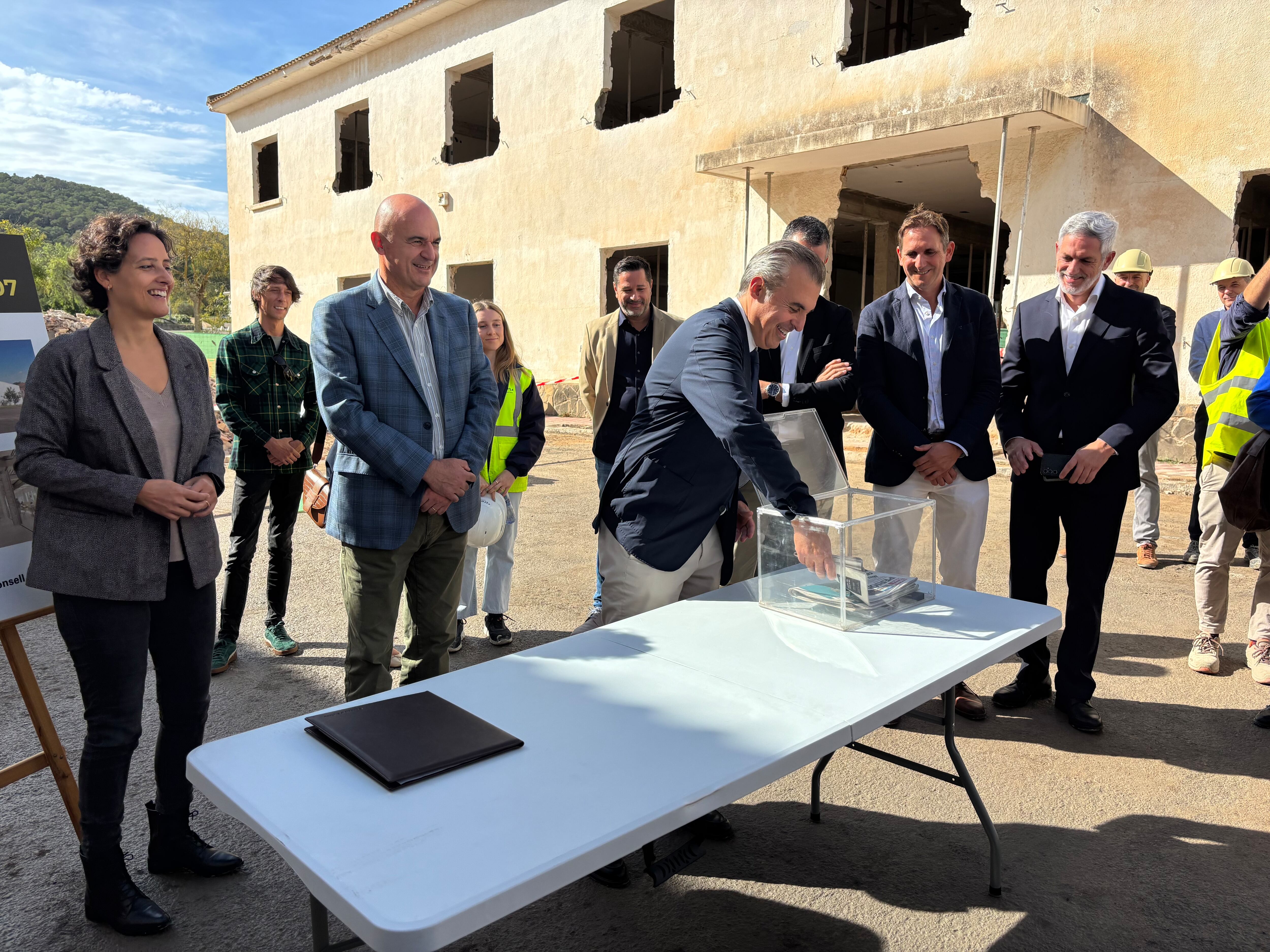 Imagen del acto de colocación de la primera piedra