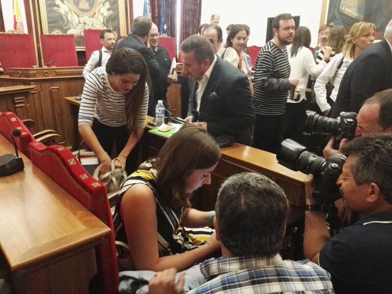 Mireia Mollà y Luis Ángel Mateo hablan después del pleno