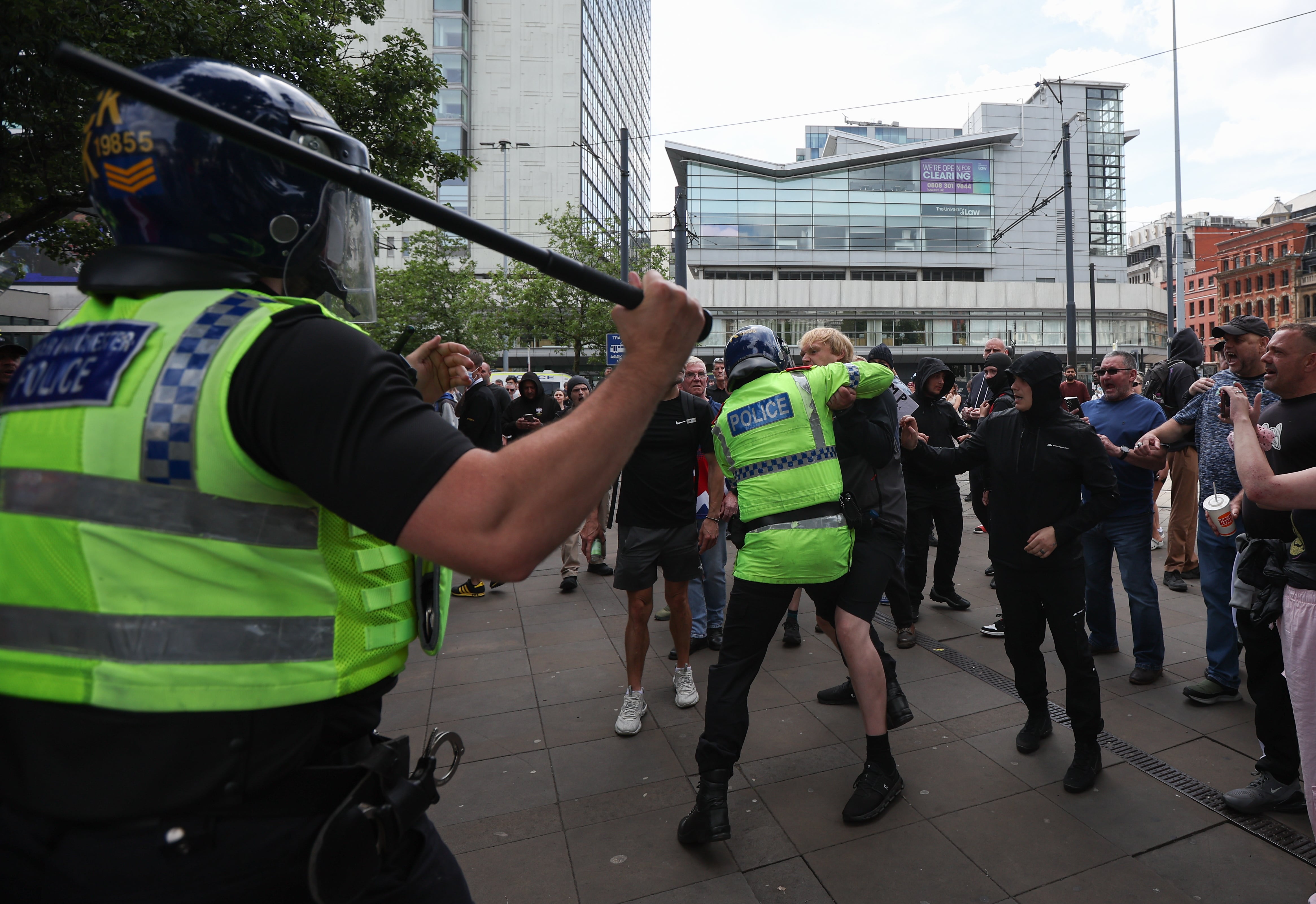 Policía carga contra manifestantes en Southport.