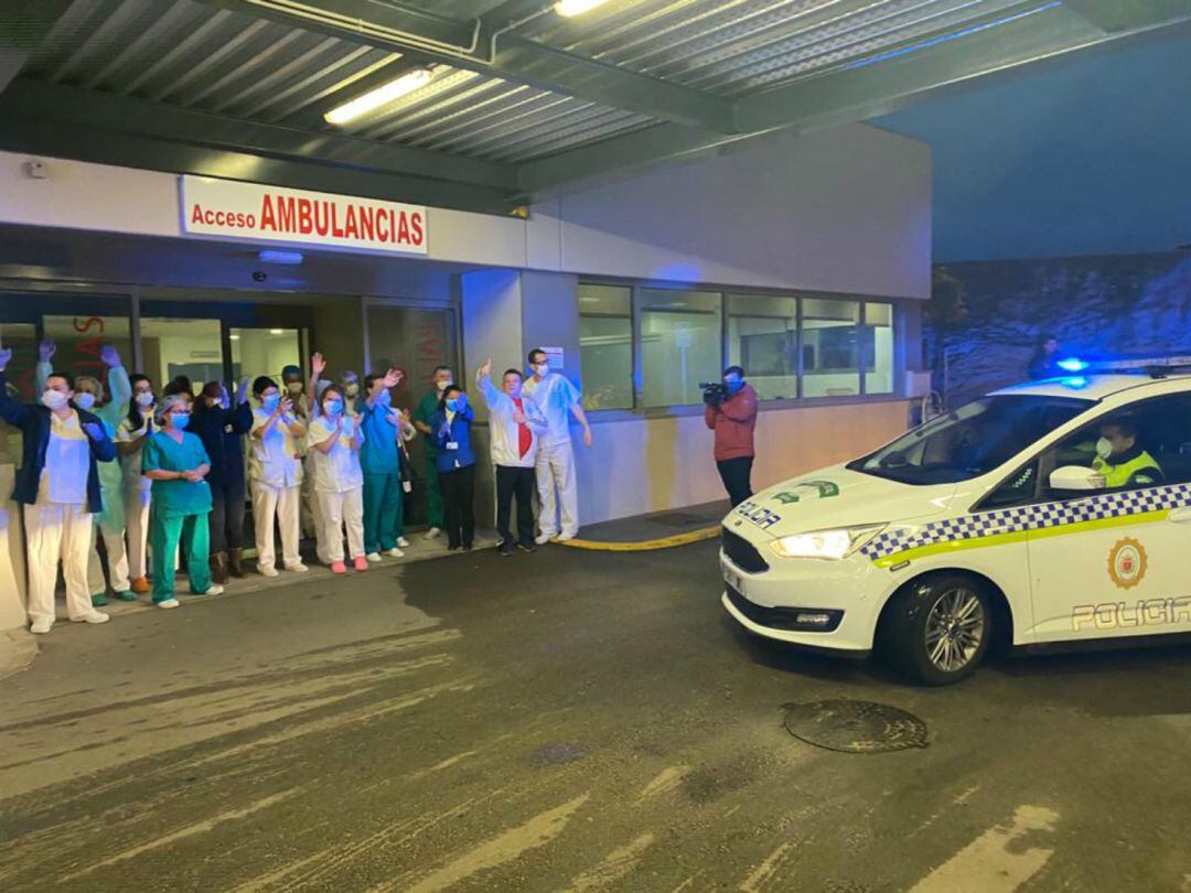 El personal médico saluda a los vehículos policiales que se acercaron hasta el centro hospitalario