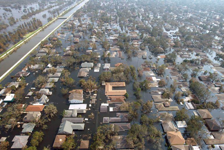 Foto de archivo del 05 de septiembre 2005. Miles de casas permanecen bajo el agua después del huracán Katrina, que arrasó Nueva Orleans.