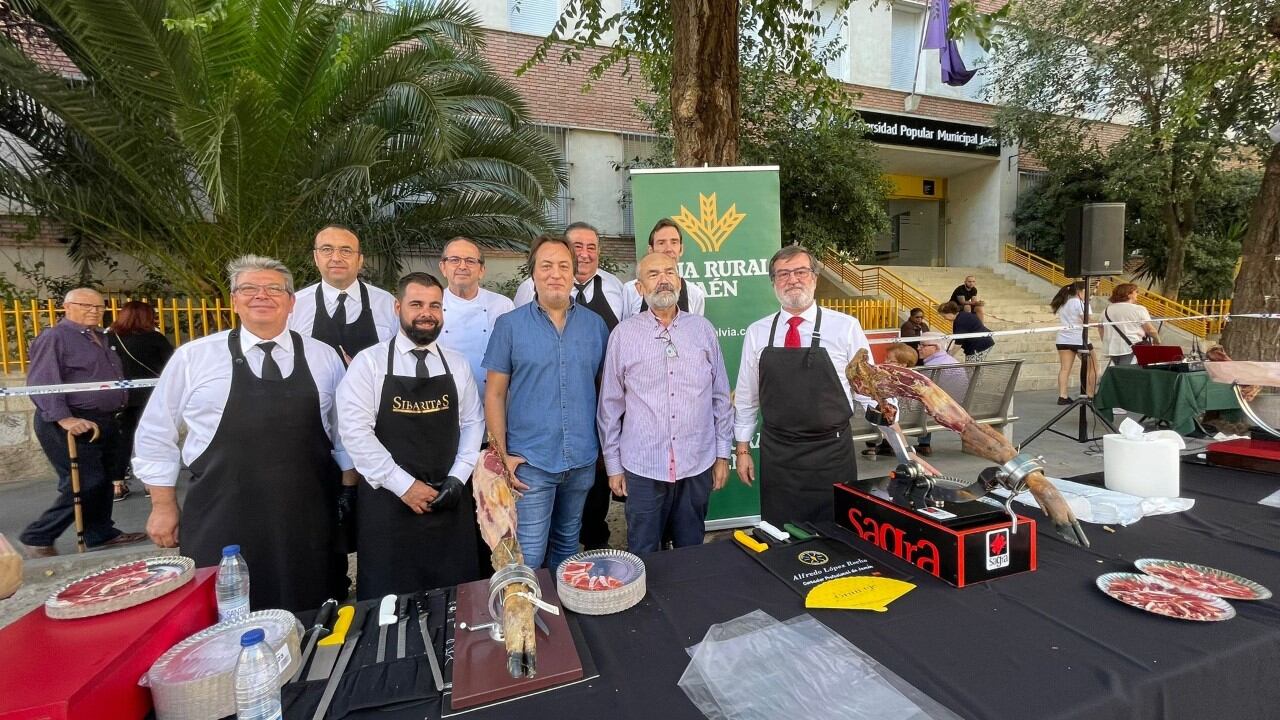 El concejal de Cultura, José Manuel Higueras, posa junto al equipo de cortadores de jamón y al presidente de la asociación 'Gran Eje, Avenida Comercial' Antonio Villena.