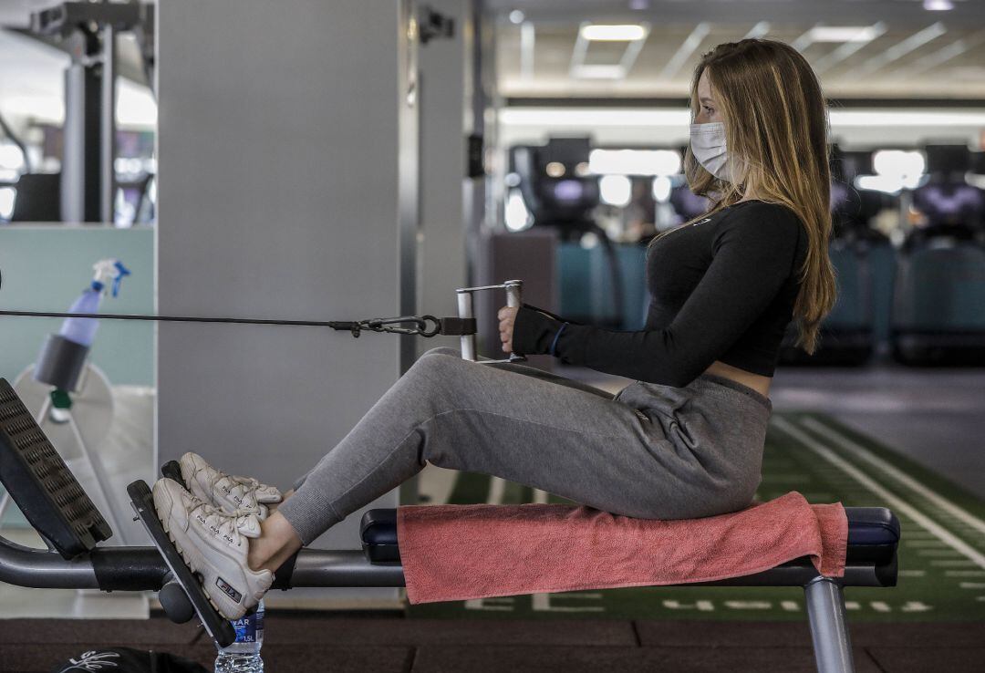 Una mujer realiza deporte en las instalaciones de un gimnasio, en una imagen de archivo