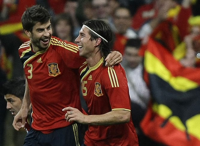 Piqué y Ramos celebran el gol de España