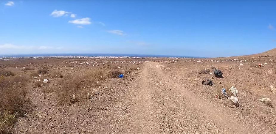 Bolsas de plástico inundando las laderas de Zonzamas, en Lanzarote.