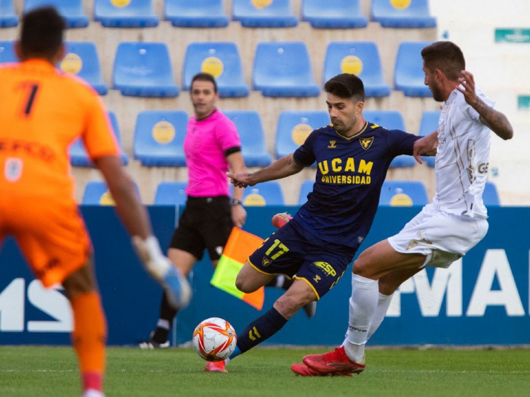 Xemi recortando el balón