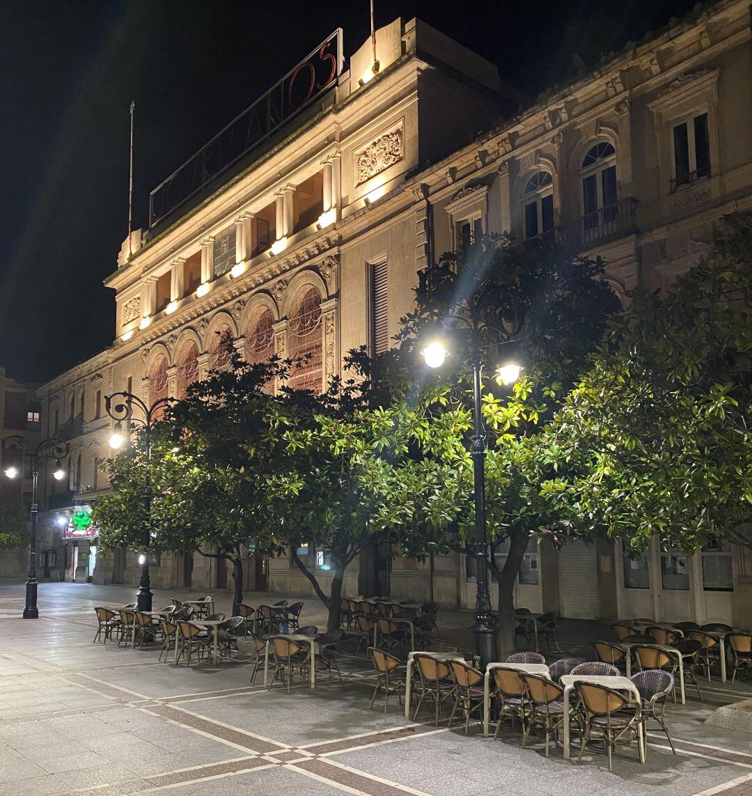 Una terraza vacía tras entrar en vigor el toque de queda.