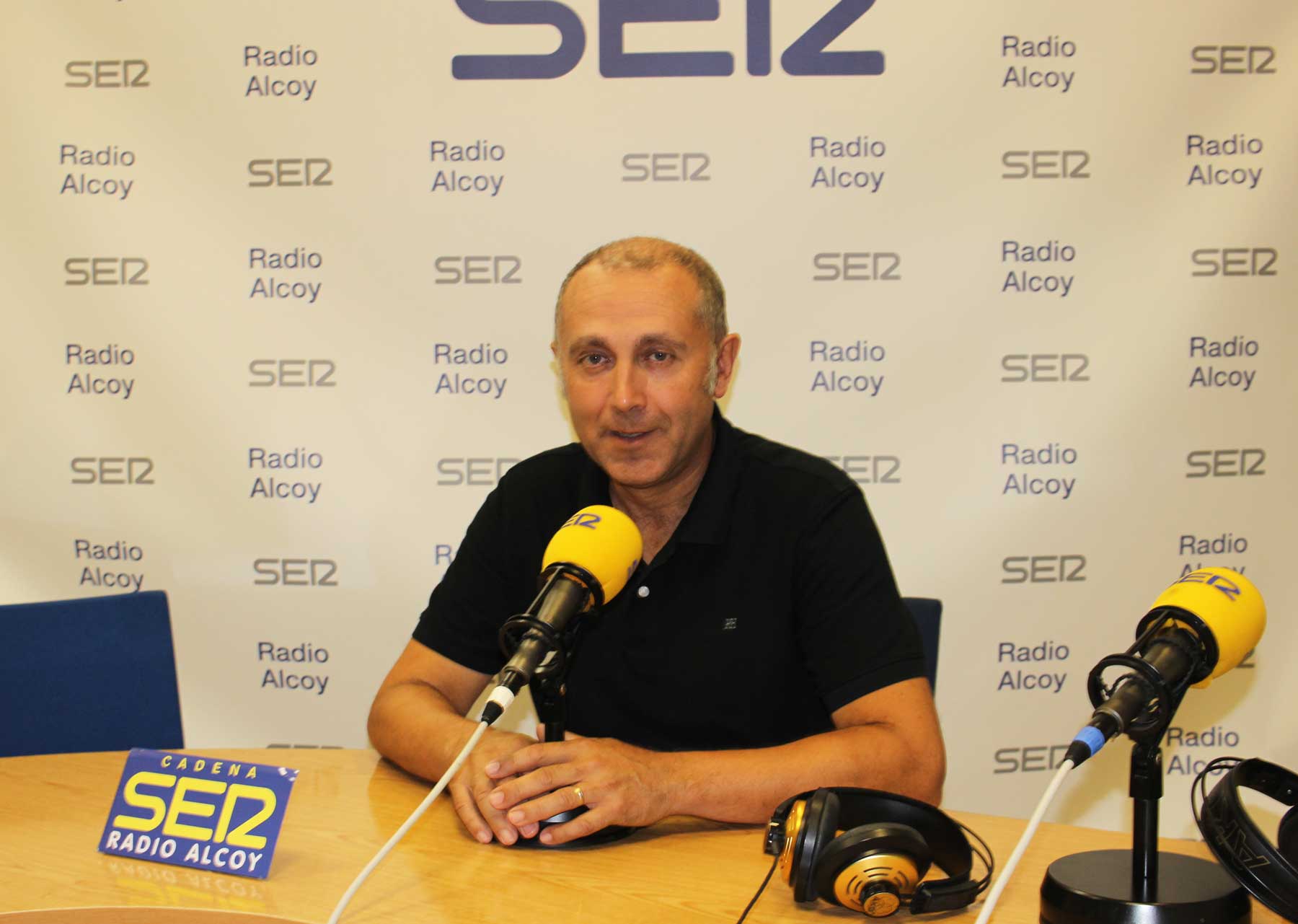 Enrique Moltó, en el estudio central de Radio Alcoy