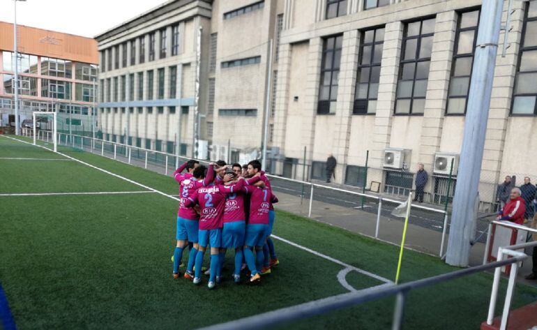 Piña de los jugadores del Compostela celebrando uno de los tres goles de Primo en A Grela