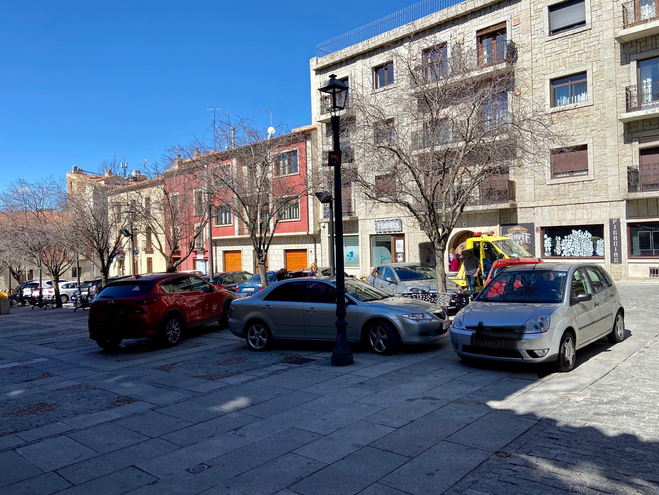 Vehículos en la Plaza Pedro Dávila