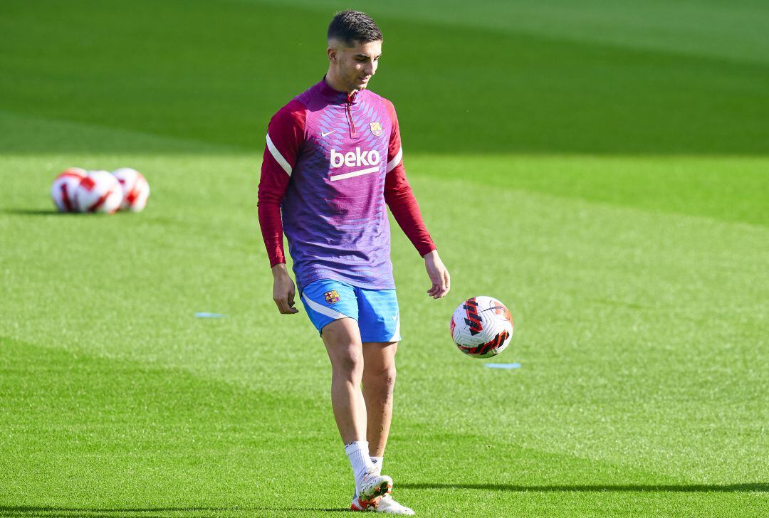 Ferran Torres durante un entrenamiento con el FC Barcelona