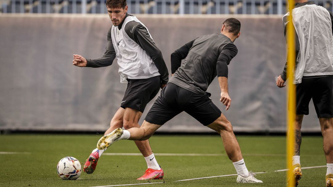 Scepovic intenta un pase en el entrenamiento del jueves