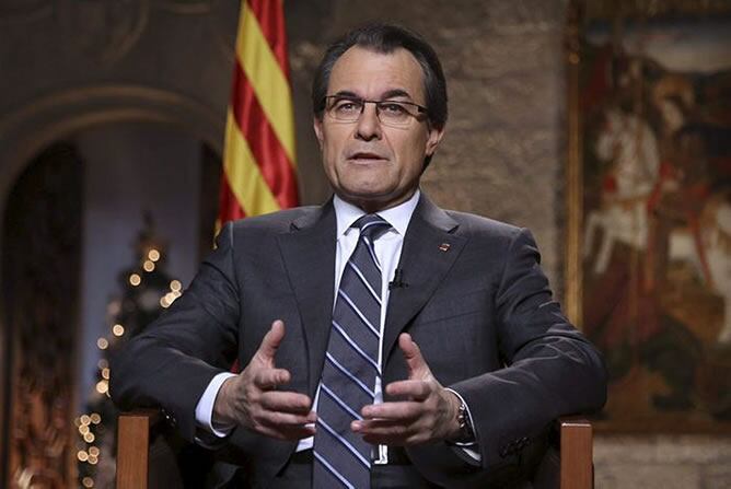 Fotografía facilitada por la Generalitat de su presidente, Artur Mas, durante el discurlo institucional de Fin de Año en el que ha reclamado al Gobierno que &quot;deje votar&quot; a los catalanes y &quot;no levante muros para silenciar su voz&quot;