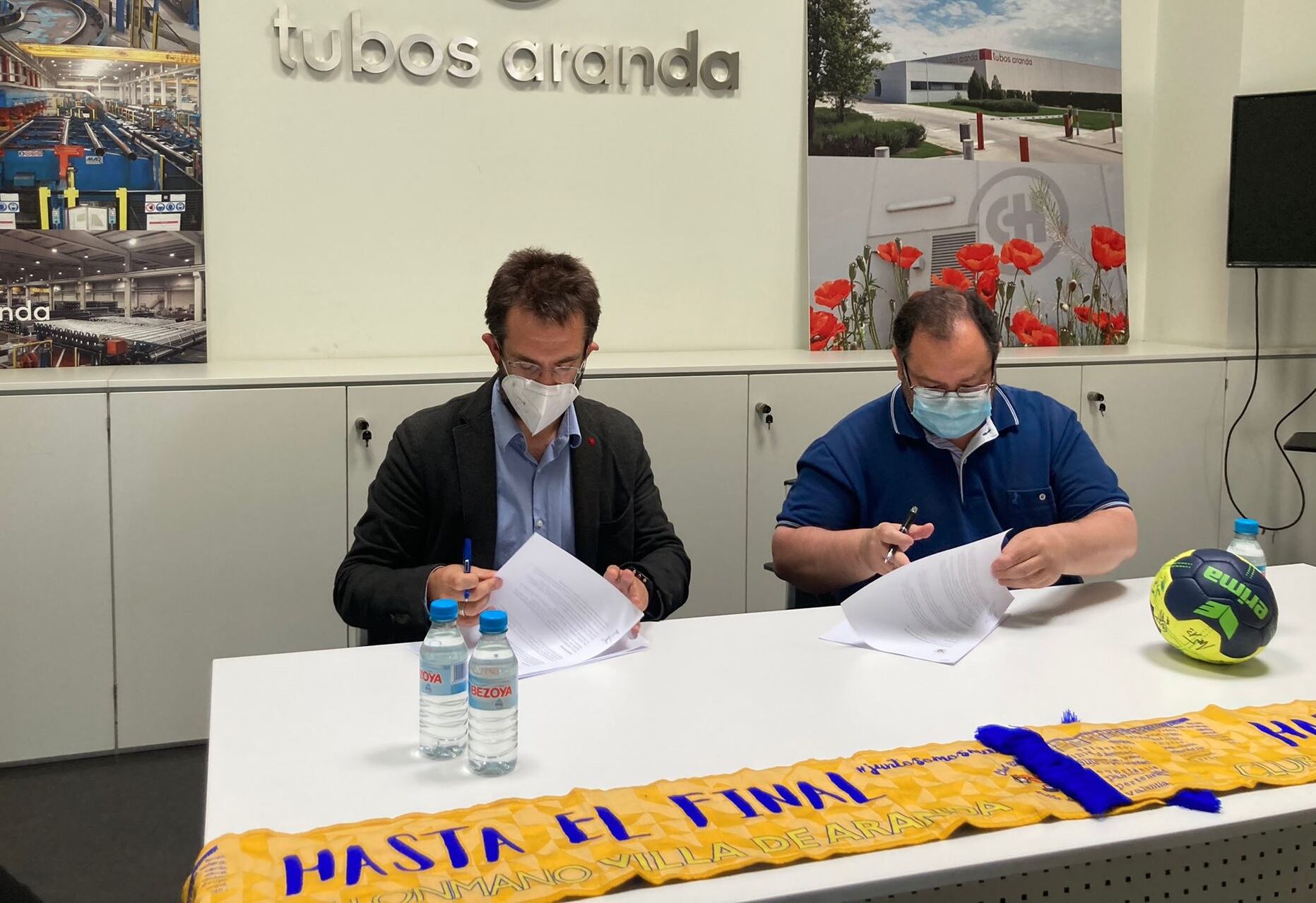 El presidente del Villa de Aranda, Eusebio Martín (d) junto a Borja García, gerente del principal patrocinador del club Tubos Aranda