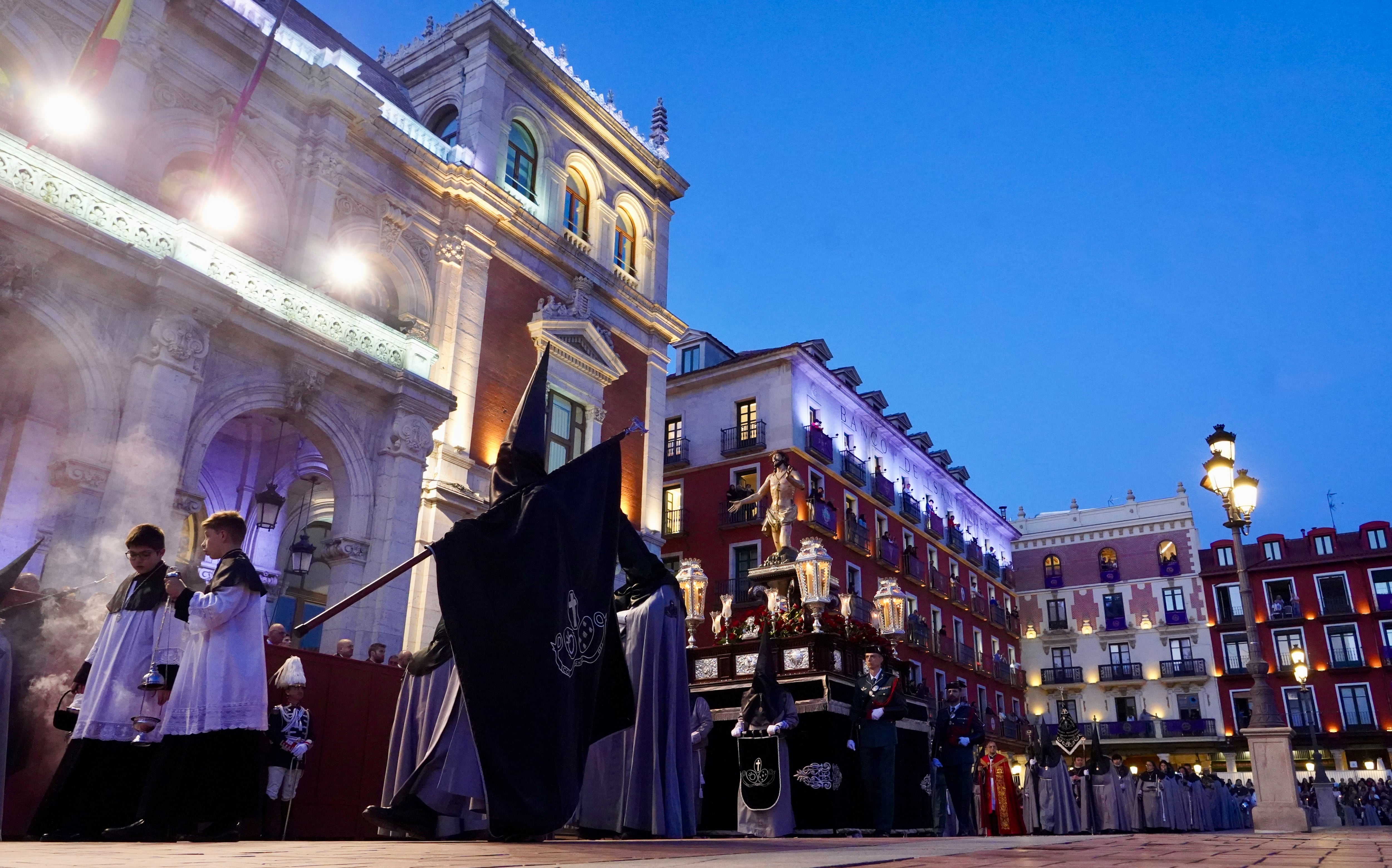 Procesión General de la Sagrada Pasión del Redentor de la Semana Santa de Valladolid, en la que participan 33 pasos y 20 cofradías