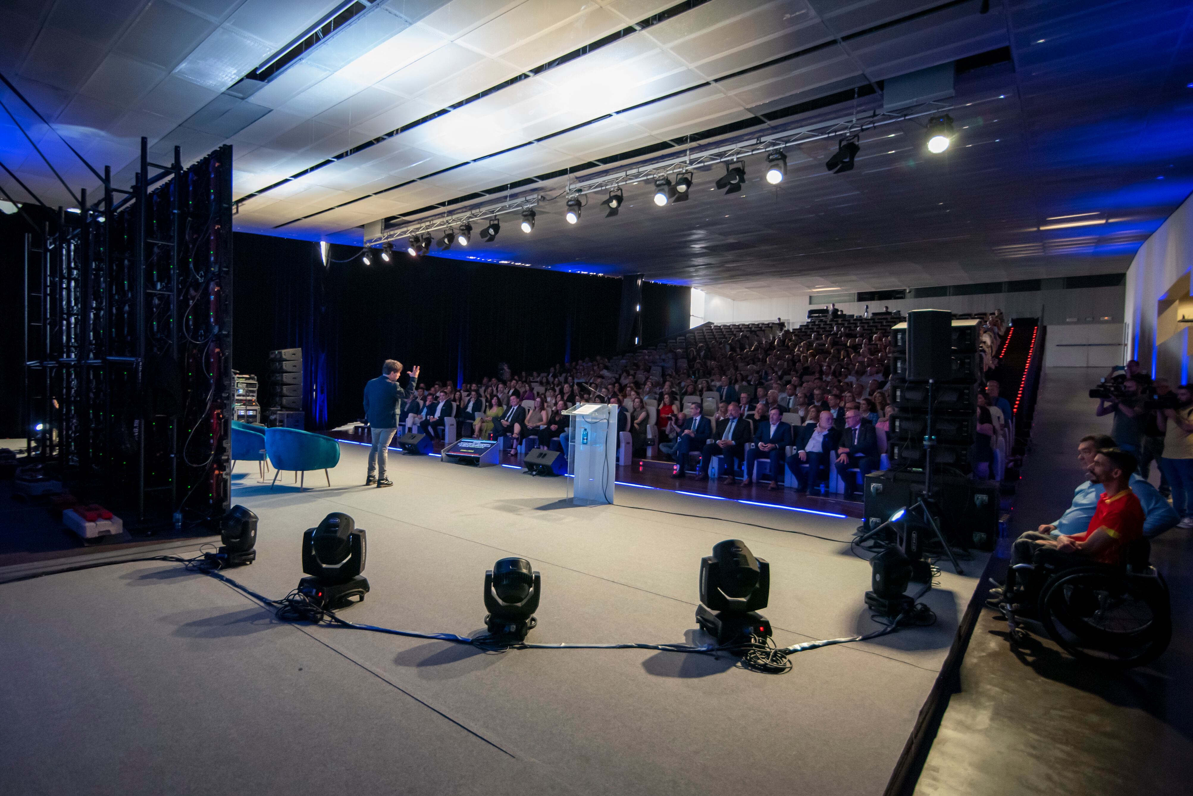 Juan Carlos Ortega dirigiendo la gala del 90 aniversario de Radio Albacete.