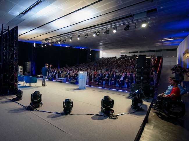 Juan Carlos Ortega dirigiendo la gala del 90 aniversario de Radio Albacete.