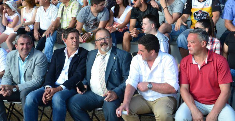 Carlos López (derecha, con polo rojo)