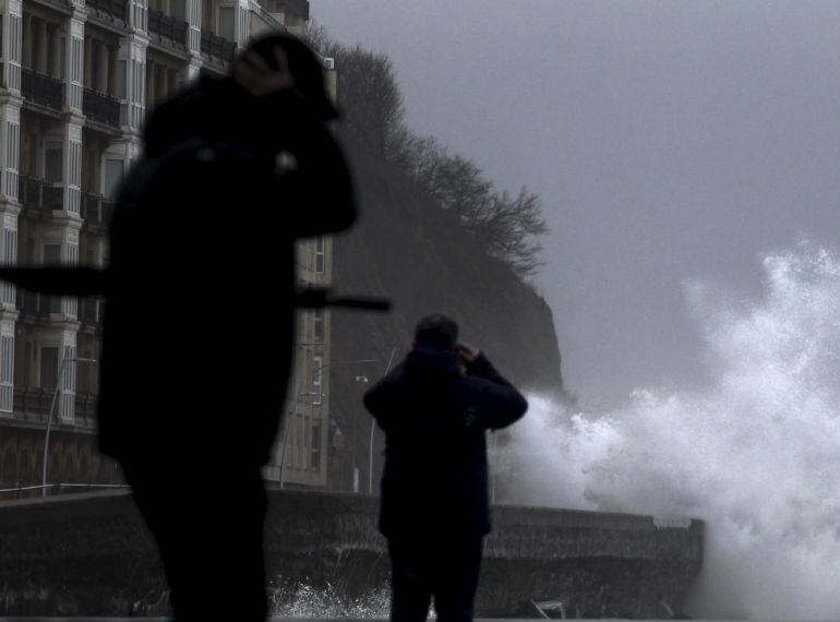 GRA019. SAN SEBASTIÁN, 24/02/2015.- El mar rompe en la playa de la Concha de San Sebastián, donde esta activada la alerta naranja por fuerte temporal con olas de siete metros. EFE/Juan Herrero