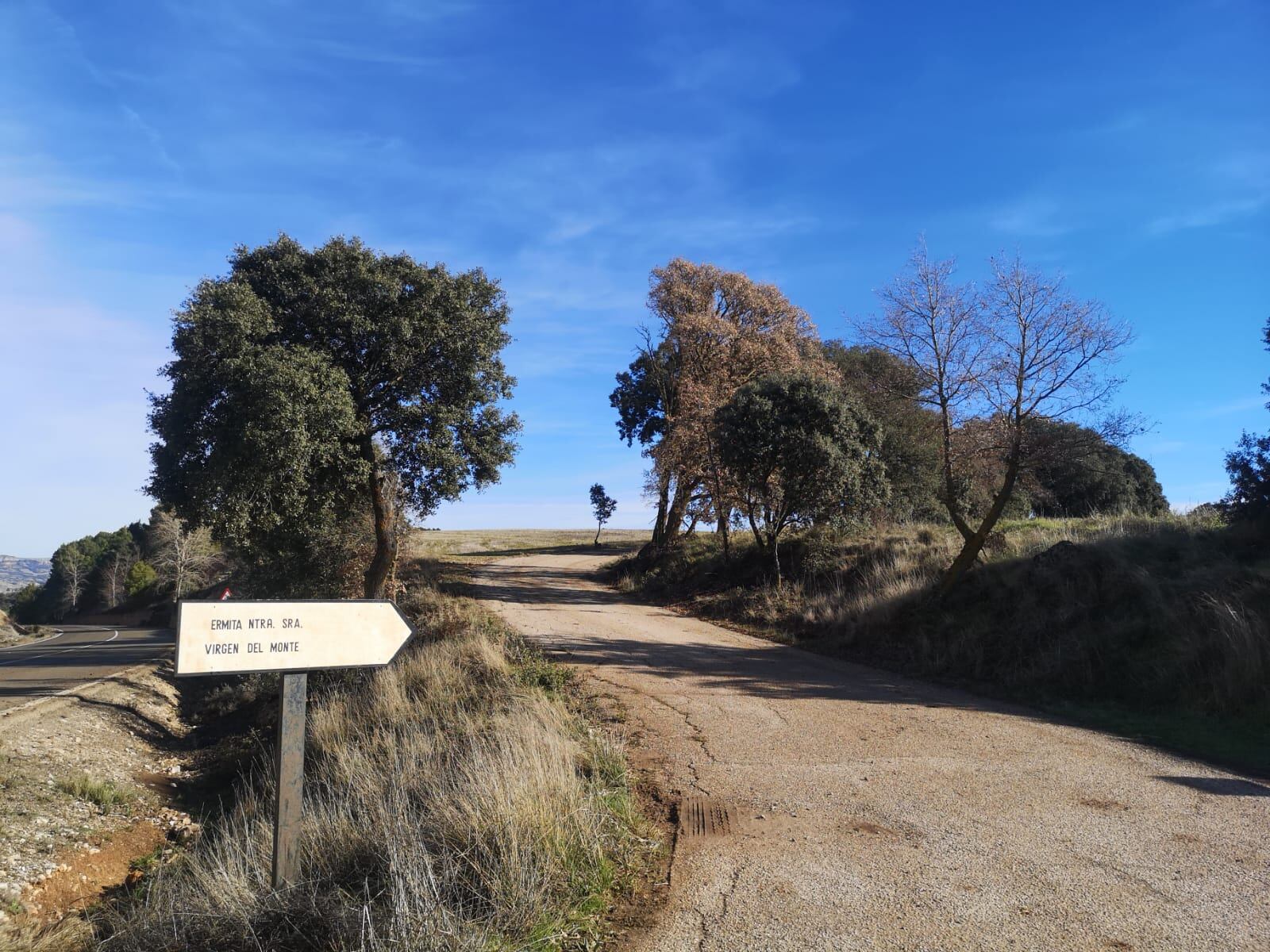 Inicio del camino hacia la ermita de la Virgen del Monte, en La Peraleja.