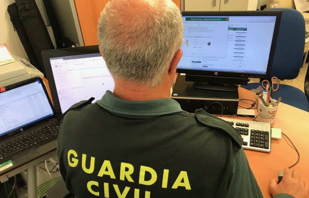 Un agente de la Guardia Civil en un momento de la investigación.