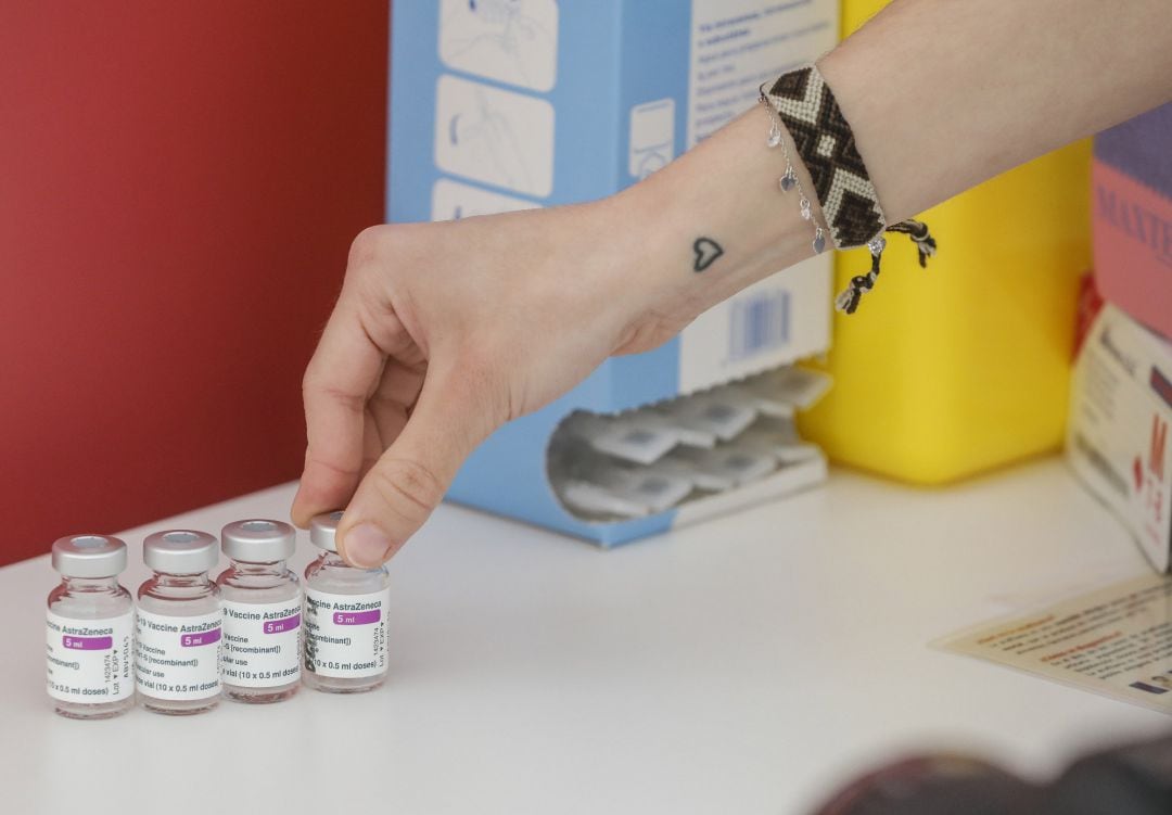 Cuatro viales de la vacuna de AstraZeneca.