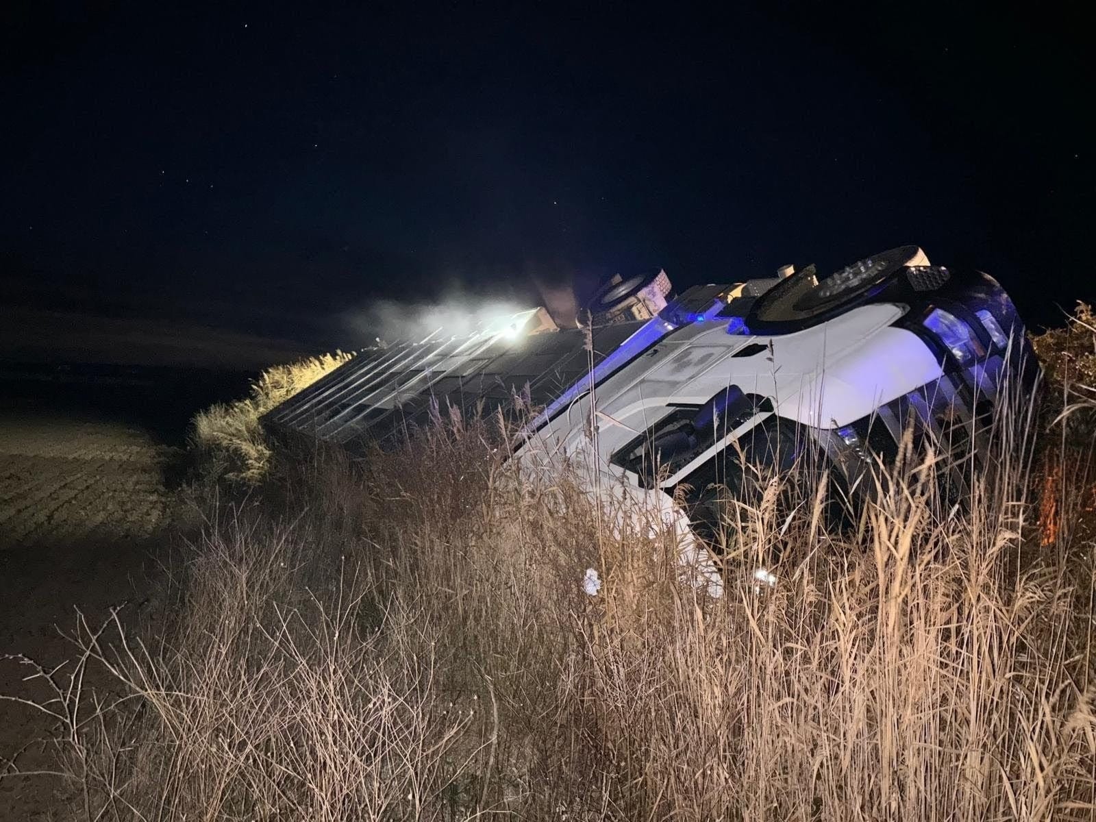 Camión volcado en camino de Pilue / Policía Local de Ejea