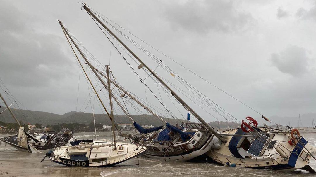 Las malas condiciones meteorológicas han dejado varadas hasta 25 embarcaciones en la bahía de Pollença.
