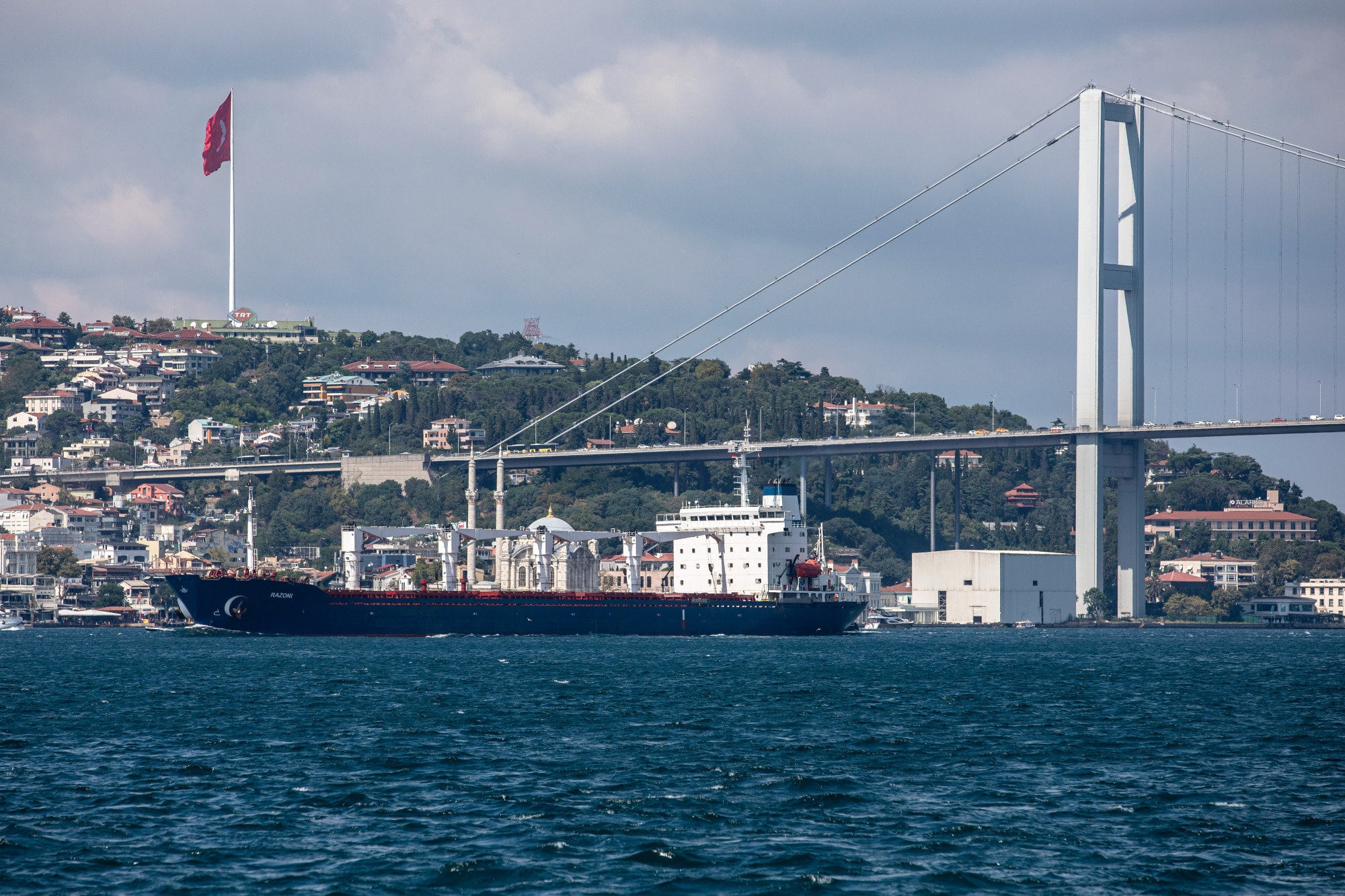 August 3, 2022, Istanbul, Turkey: Sierra Leone-flagged dry cargo ship Razoni, carrying a cargo of 26,527 tons of corn, leaves Istanbul, Turkiye and passes along the surroundings of July 15 Martyrs Bridge to reach Lebanon after inspections are completed by Representatives of Russia, Ukraine, Turkiye and the United Nations (UN) of the Joint Coordination Center (JCC) complete inspection. The UN, Russia, and Ukraine signed a deal on July 22 to reopen three Ukrainian ports -- Odessa, Chernomorsk, and Yuzhny -- for grains that have been stuck for months because of the ongoing Russia-Ukraine war, which is now in its sixth month.
  (Foto de ARCHIVO)
03/08/2022