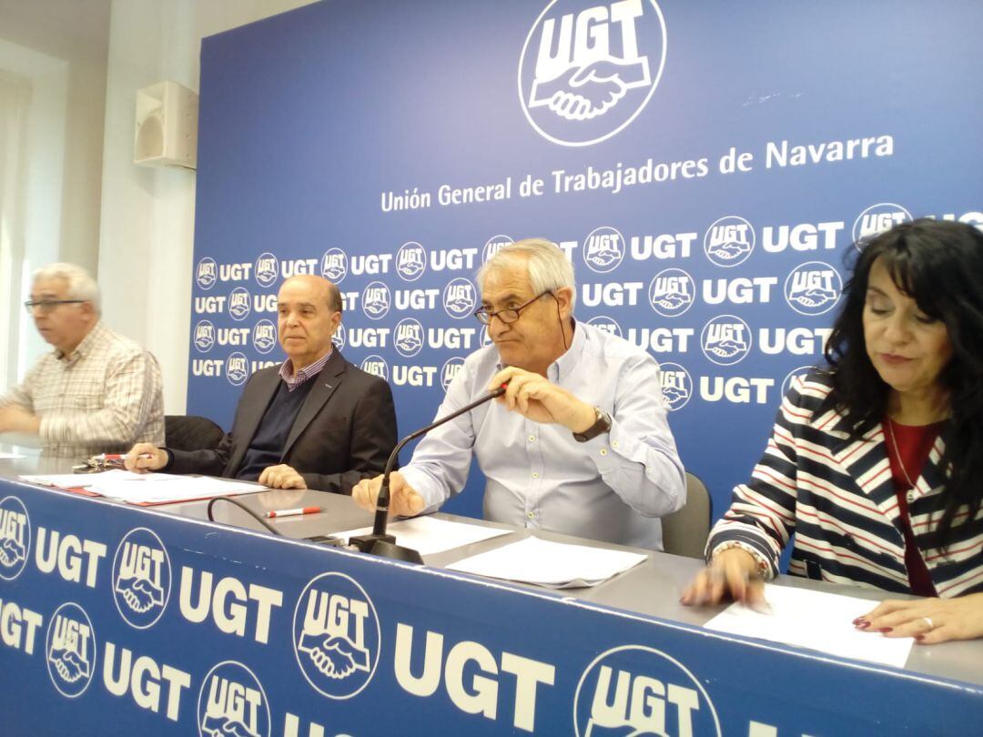 Representantes de UGT y SPA en la rueda de prensa conjunta en la que el Sindicato de Personal Administrativo anunció que concurrirá integrado en la Unión General de Trabajadores en las próximas elecciones sindicales del Gobierno de Navarra. 