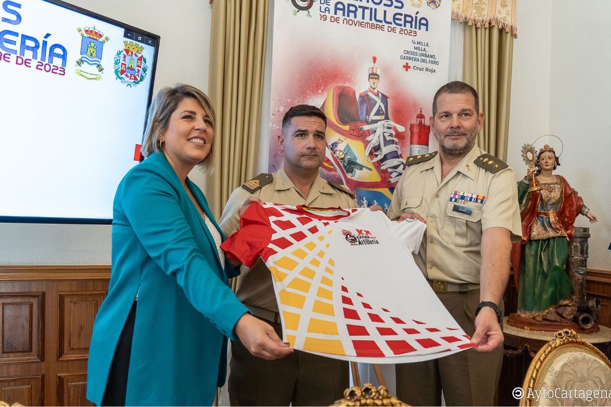 La alcaldesa, Noelia Arroyo, junto al coronel jefe del Regimiento de Artillería Antiárea 73, Carlos Quijano, y el sargento primero, Fernando Lamet