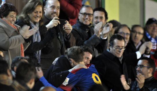 Dani Arribas dedica en el palco al presidente gimnástico, Agustín Cuenca, el primer gol marcado a Unionistas