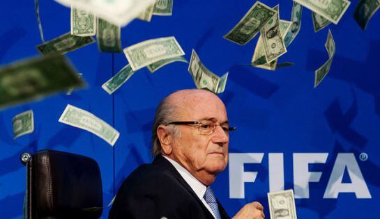 Tiran billetes a Blatter durante una rueda de prensa en Zúrich del presidente de la FIFA