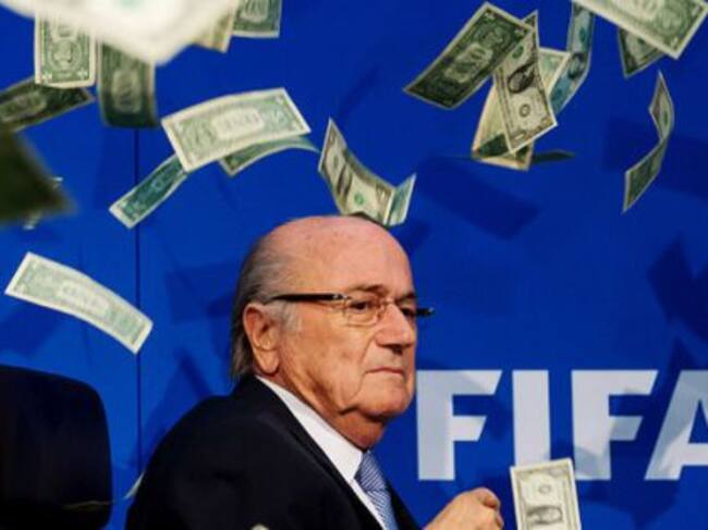 Tiran billetes a Blatter durante una rueda de prensa en Zúrich del presidente de la FIFA