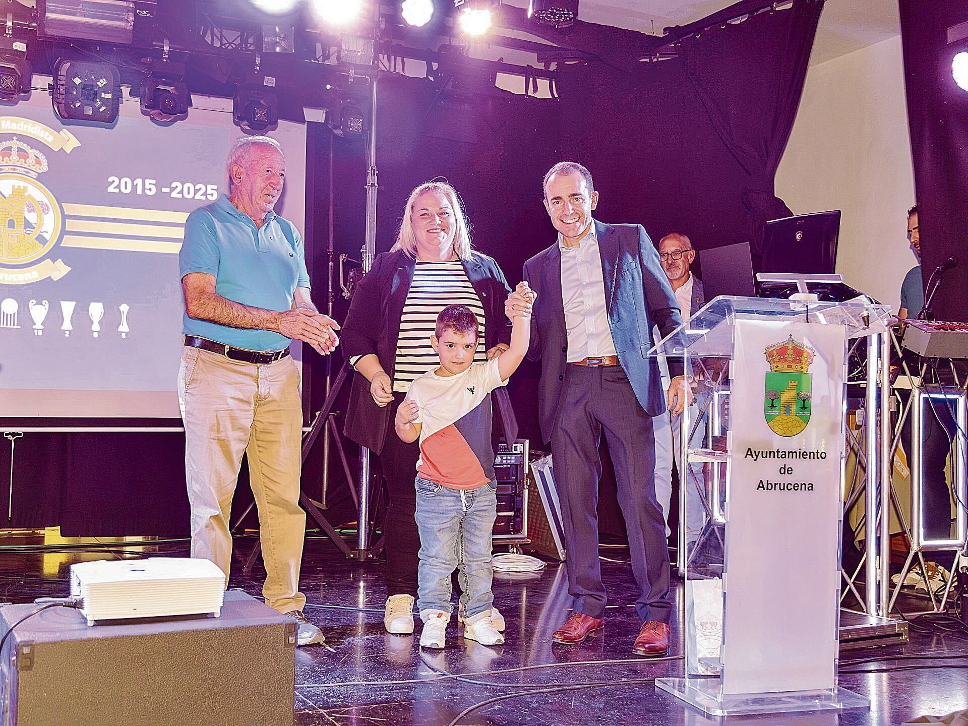 Se galordonó al socio más veterano, Antonio Carvajal Lao, y al más joven de la Peña, Jesús Ruiz González.