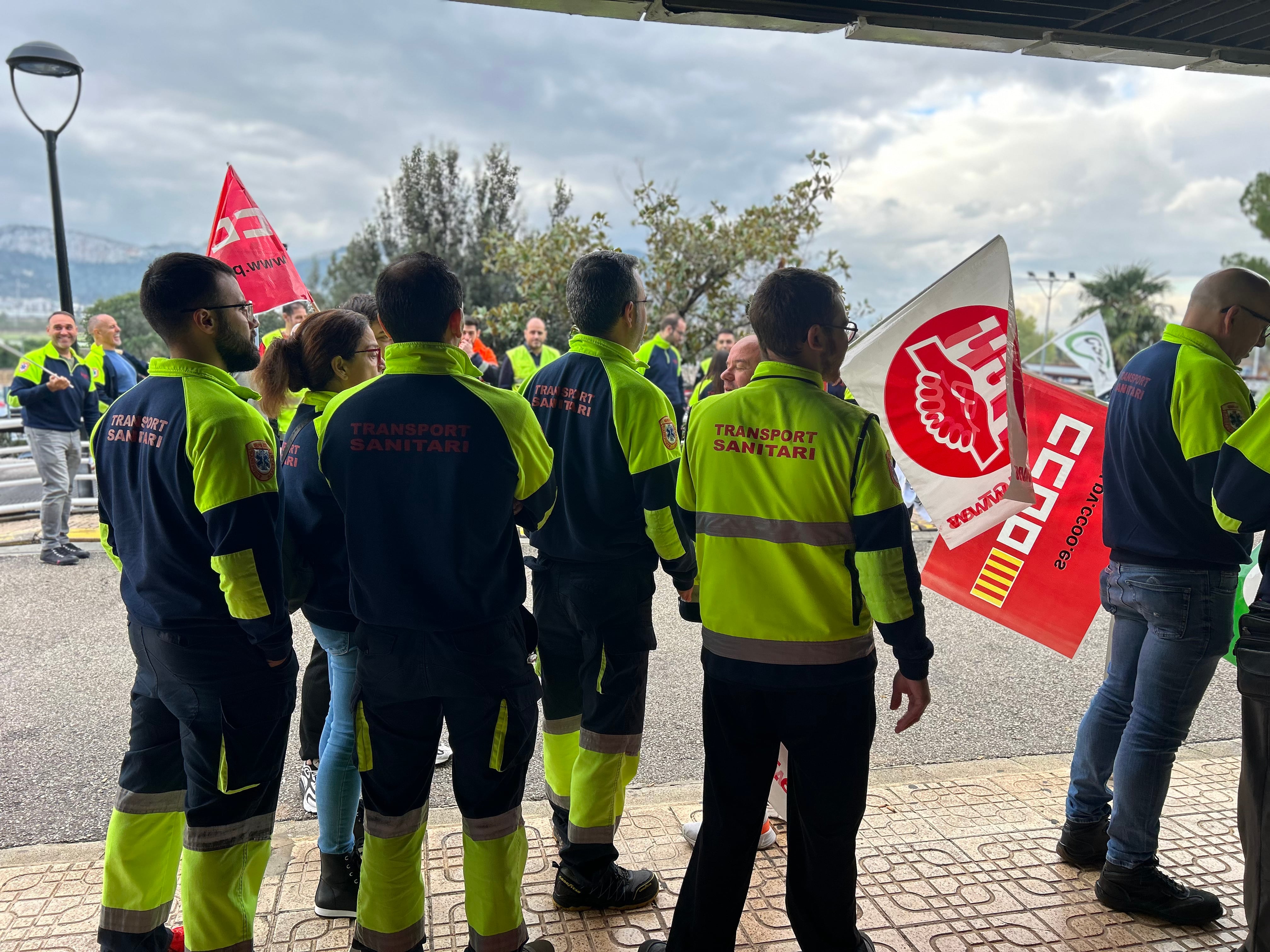 Concentración de técnicos en emergencias sanitarias en el Hospital Lluís Alcanyís. Fuente: Radio Xàtiva Cadena SER