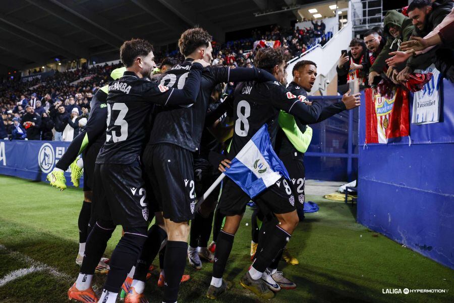 Los jugadores del Almería celebran en Butarque una gran victoria.