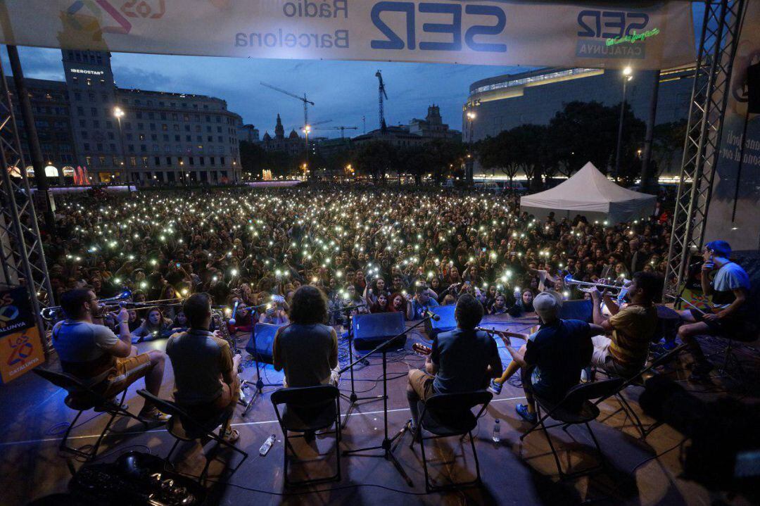 FOTOGALERIA del Sant Jordi de SER Catalunya a la Plaça Catalunya de Barcelona