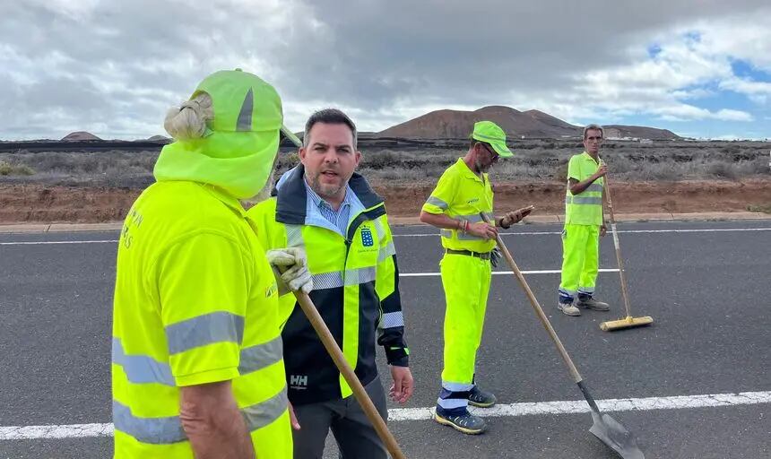 El consejero de Obras Públicas del Cabildo de Lanzarote, Jacobo Medina, con operarios del servicio de carreteras.