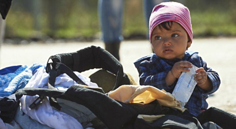 Imagen de una niña en un campo de refugiados de Macedonia. 