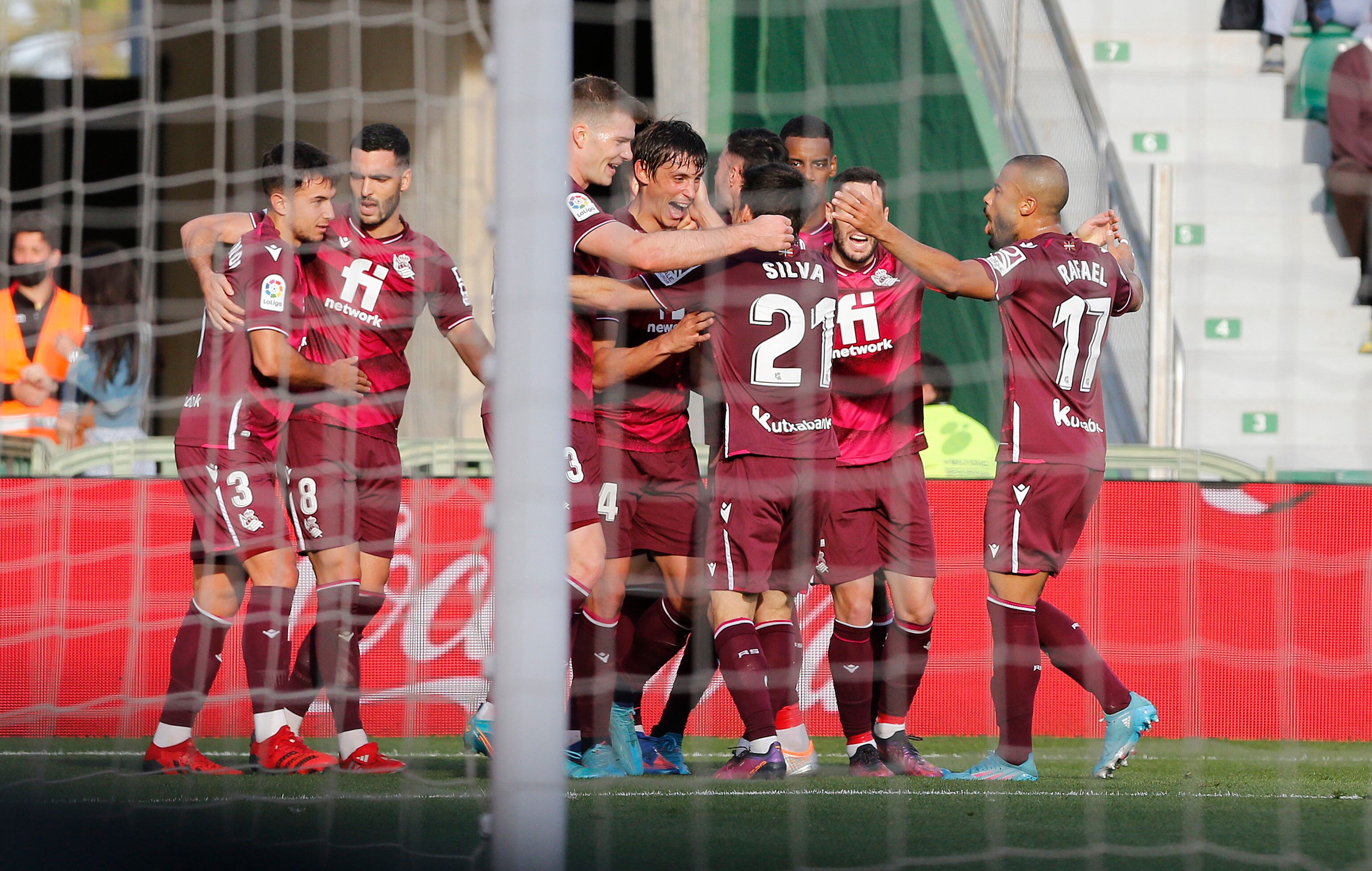 ELCHE (ALICANTE), 10/04/2022.- Los jugadores de la Real Sociedad celebran el segundo gol ante el Elche, durante el partido de Liga en Primera División que disputan este domingo en el estadio Martínez Valero. EFE/Manuel Lorenzo